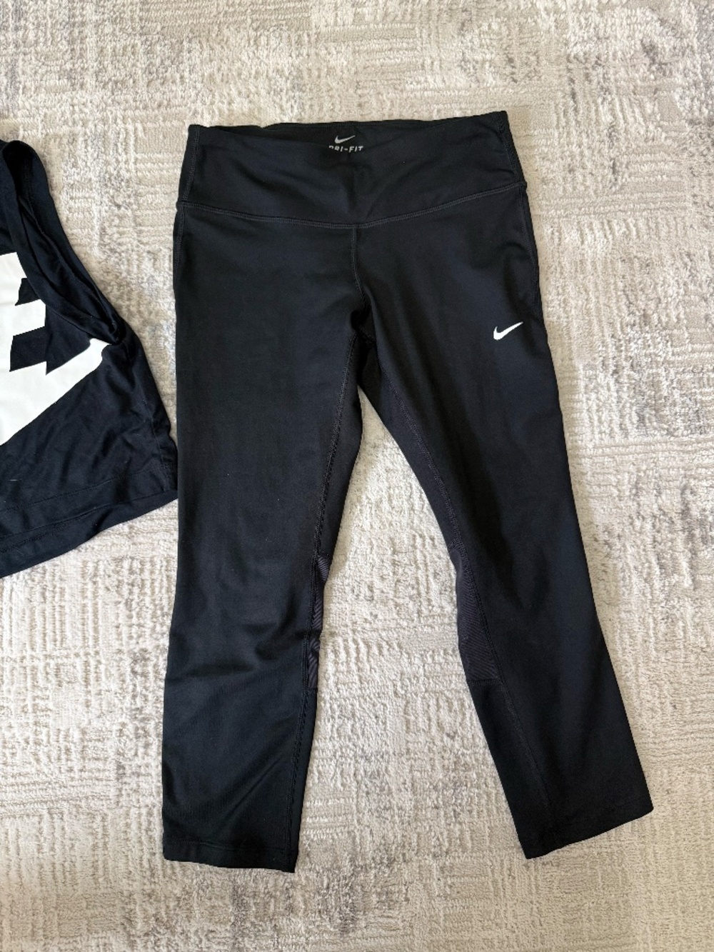 Nike Cropped Top and Leggings - Picture 2 of 3